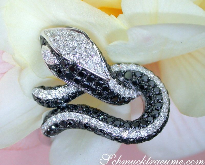 Schlangenring mit schwarzen und weißen Diamanten, Detailaufnahme, elegant, kontrastreich