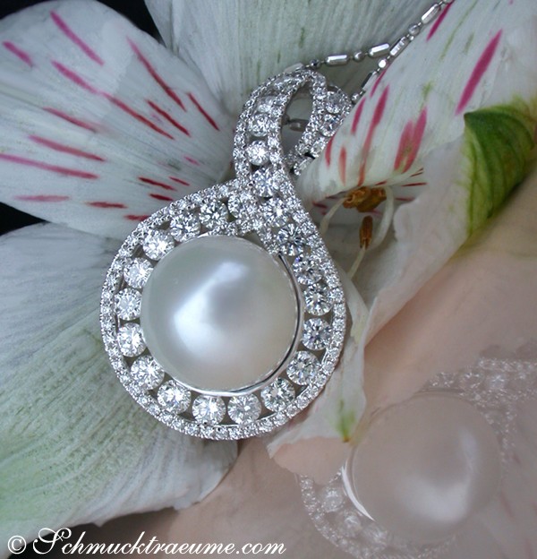Weißgold-Anhänger mit Südseeperle und Diamanten, detailgetreu auf Blüte präsentiert