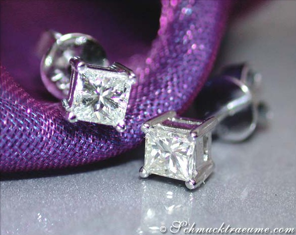 Prinzessdiamant-Ohrstecker in Weißgold 750, Detailansicht auf lila Stoff