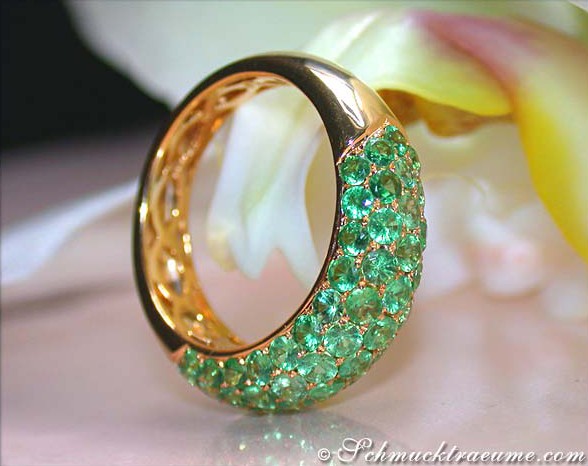 Gelbgold-Tsavorit-Pavé-Ring, detailreich, elegant, auf Blume platziert