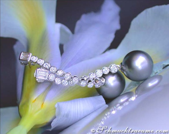 Tahitiperlen-Ohrgehänge mit Brillanten auf Blütenblättern, Detailaufnahme