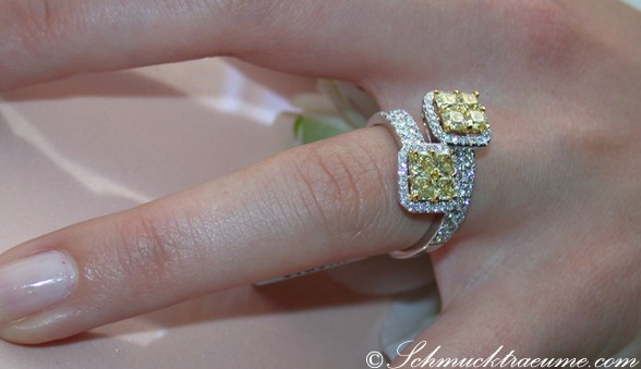 Weißgoldring mit gelben Diamanten und Brillanten, Detailaufnahme, elegant getragen.