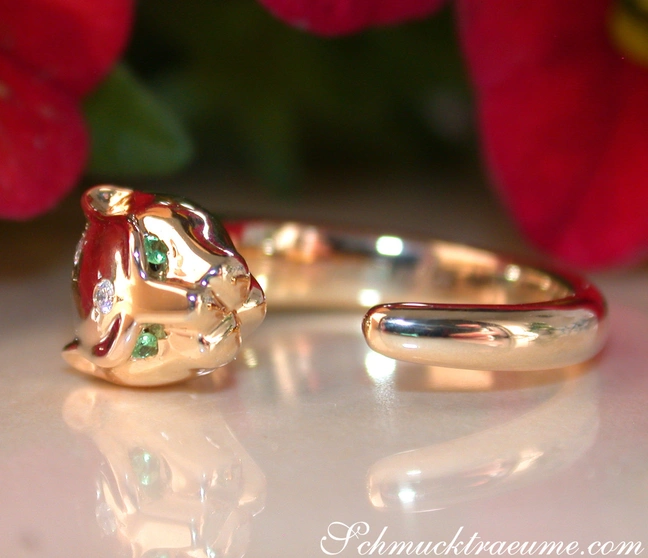 Gelbgold 750 Panther Ring mit funkelnden Diamanten und Smaragden Gelbgold 750 Panther Ring mit funkelnden Diamanten und Smaragden