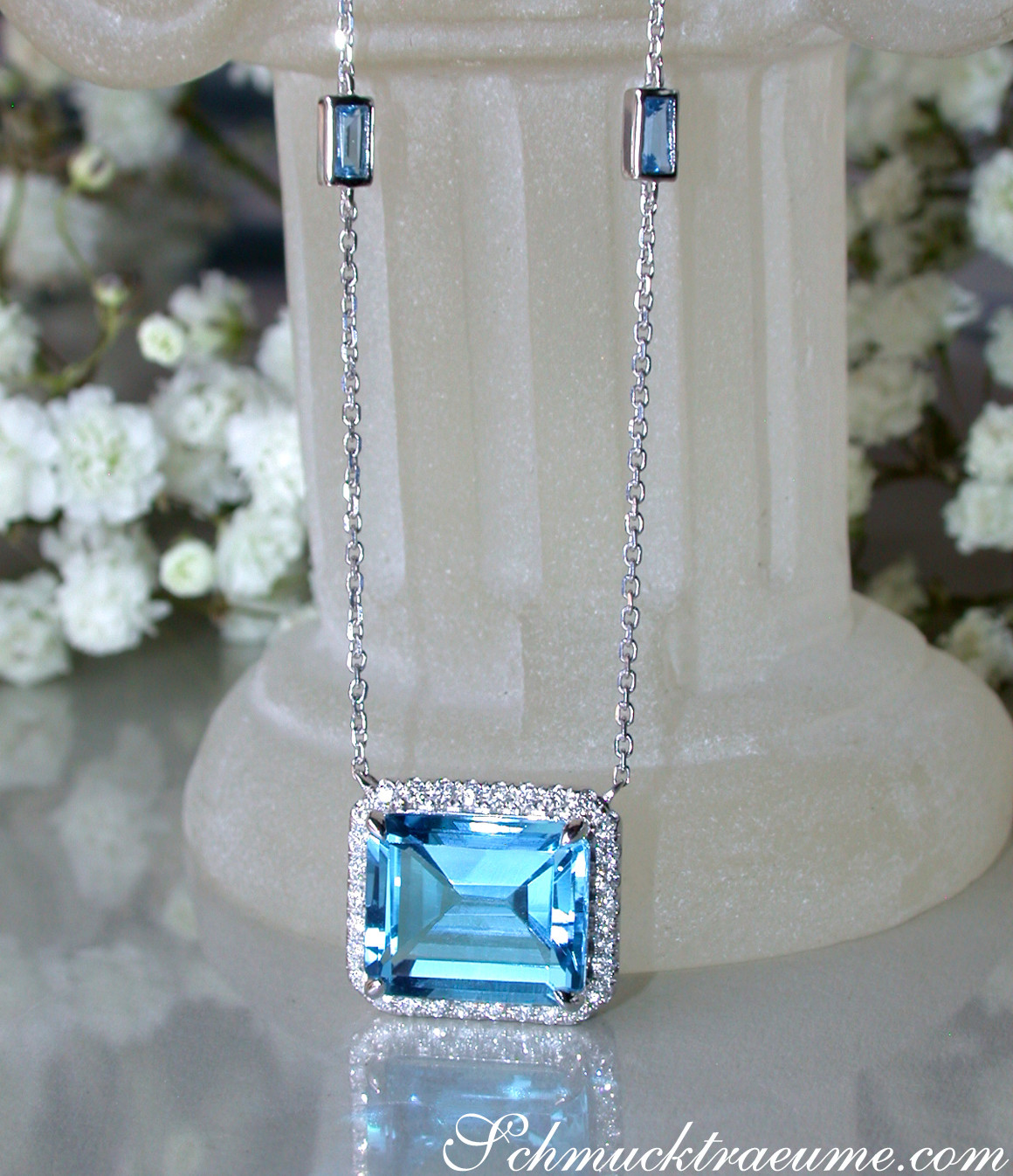 Blautopas-Halskette mit Diamanten, klassisch elegant, detailreich, auf weißem Sockel präsentiert