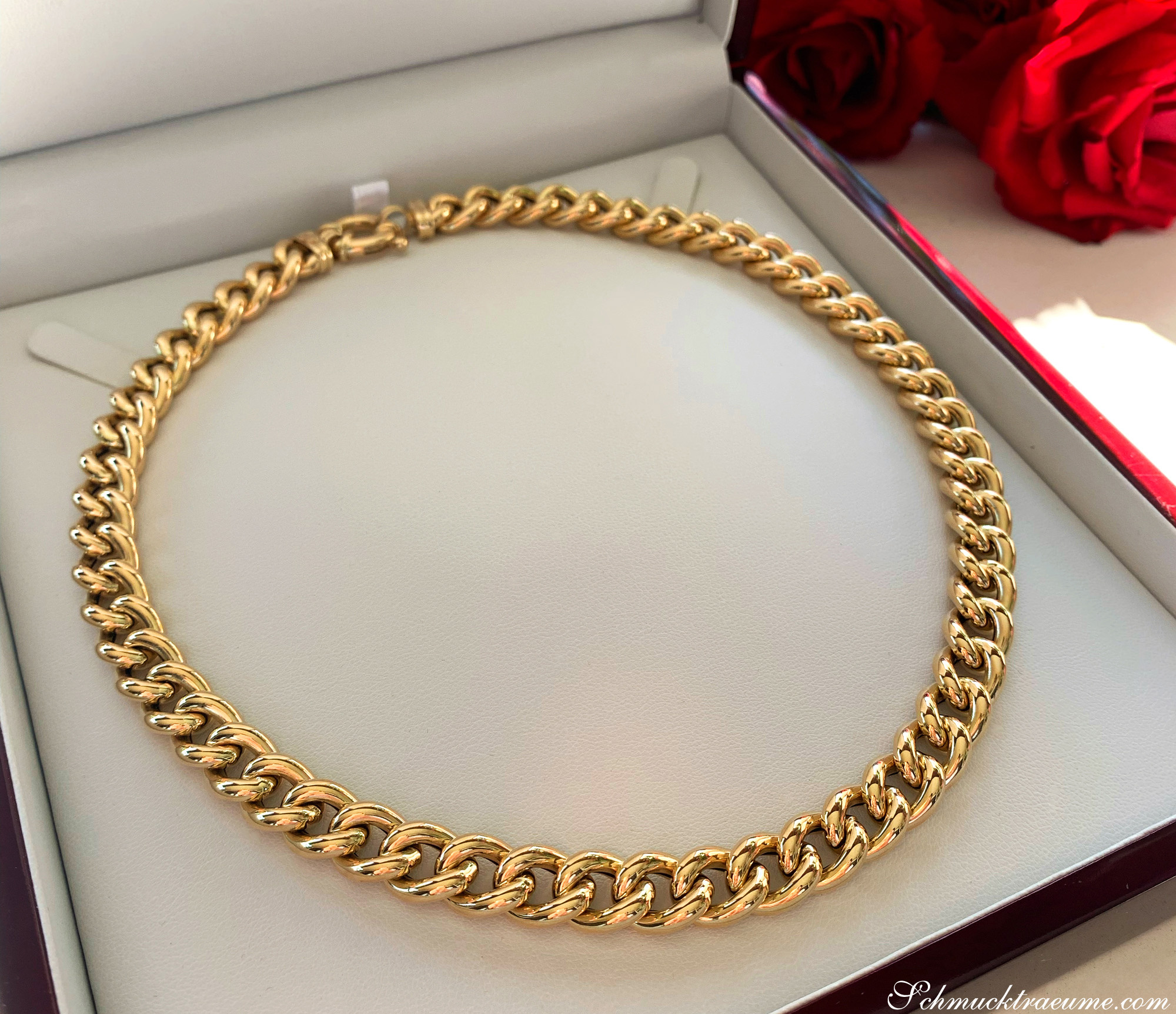 Goldene Panzerkette im Gelbgold 585, elegant in Box mit Rosen.