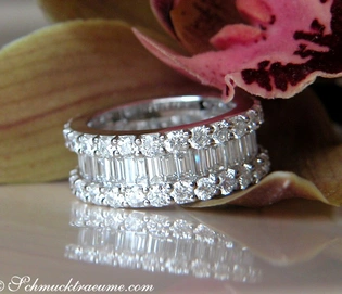 Diamantring mit Baguette-Diamanten auf Orchideenblatt, hochglänzend, elegant.