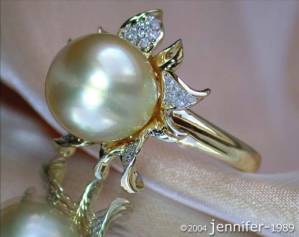 Gelbgold-Blütenring mit 12-13 mm Südseeperle und Diamanten, Detailansicht.