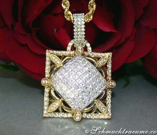 Goldener Anhänger mit Princess-Diamanten und Brillanten, detailreiches Design, Rosen im Hintergrund