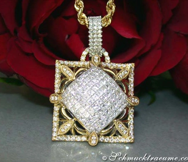 Goldener Anhänger mit Princess-Diamanten und Brillanten, detailreiches Design, Rosen im Hintergrund Goldener Anhänger mit Princess-Diamanten und Brillanten, detailreiches Design, Rosen im Hintergrund