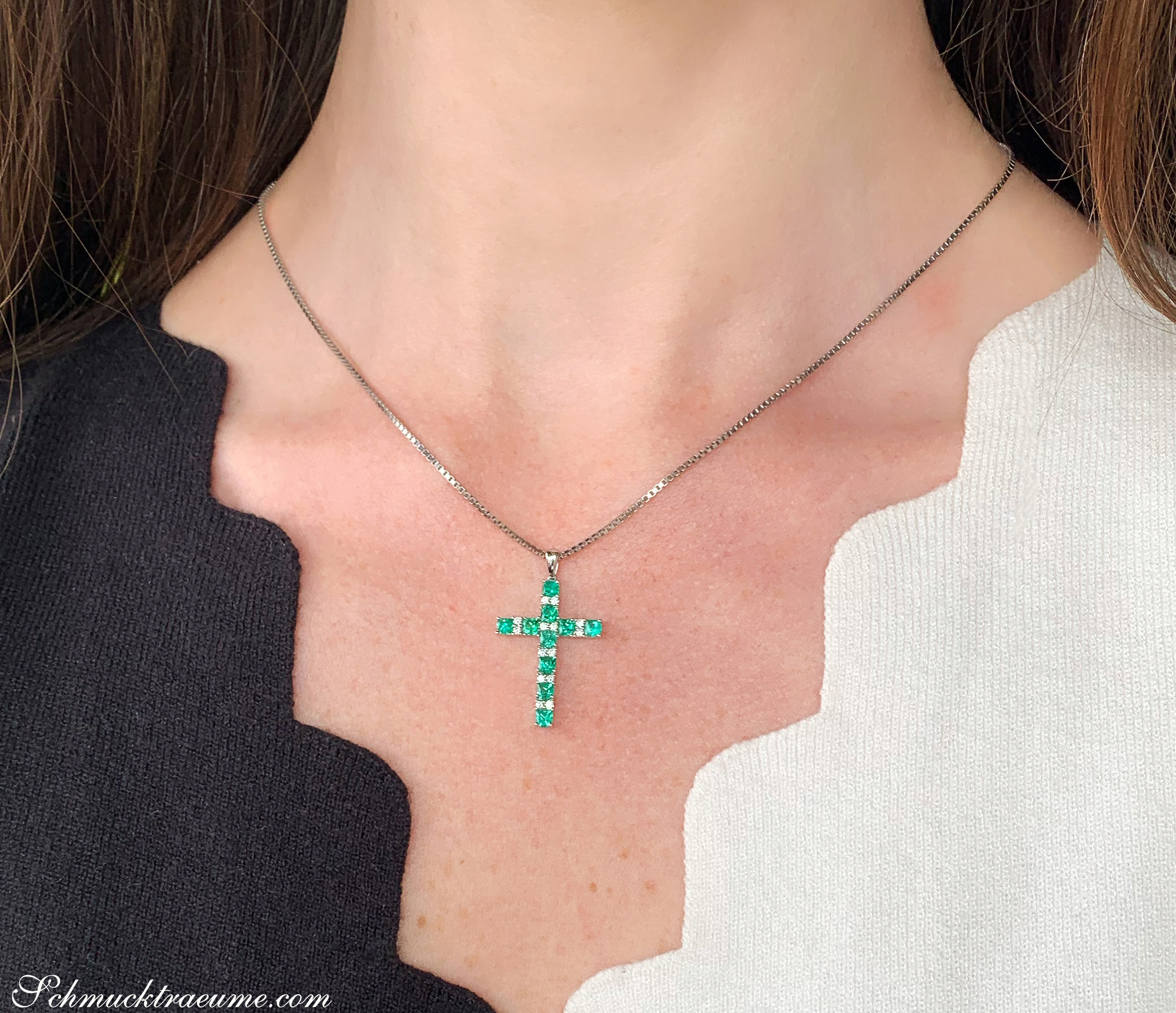 Weißgold-Kreuz-Anhänger mit Smaragden und Brillanten, getragen.