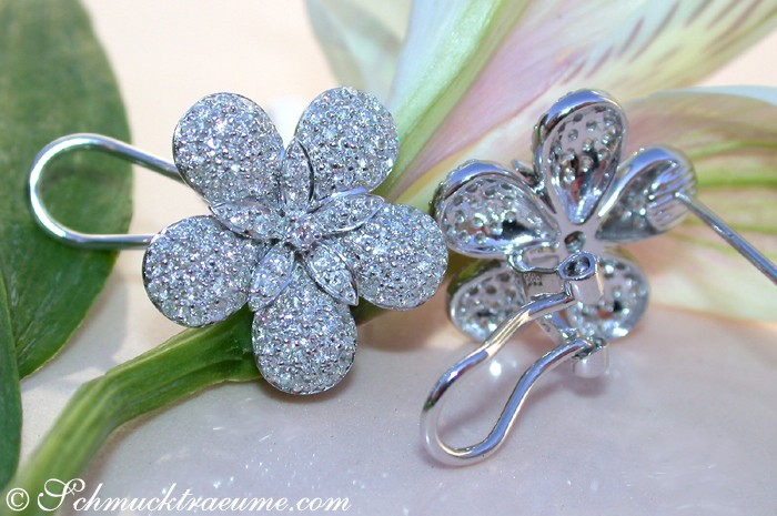 Blumenformige Diamant-Ohrstecker im Blumen-Design, Detailaufnahme, weißgoldene Verarbeitung