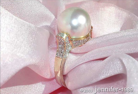 Prächtiger Südseeperle Ring mit Brillanten Kragen auf zarter Seide