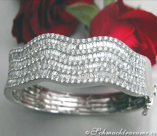 Schmucktraum: Diamant-Armreif in Weißgold mit fließenden Linien und Rosen im Hintergrund Schmucktraum: Diamant-Armreif in Weißgold mit fließenden Linien und Rosen im Hintergrund