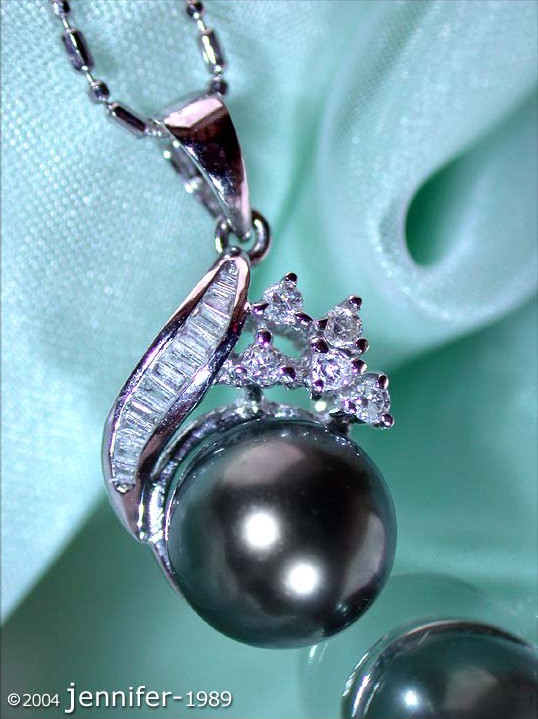 Detailansicht: Luxus-Tahitiperle-Anhänger mit Diamanten, 9-10 mm, Weißgold 750, elegant und glänzend.