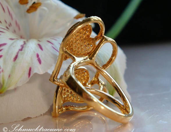 Goldener Herz-Ring mit Diamanten, Detailaufnahme, elegant und auffällig