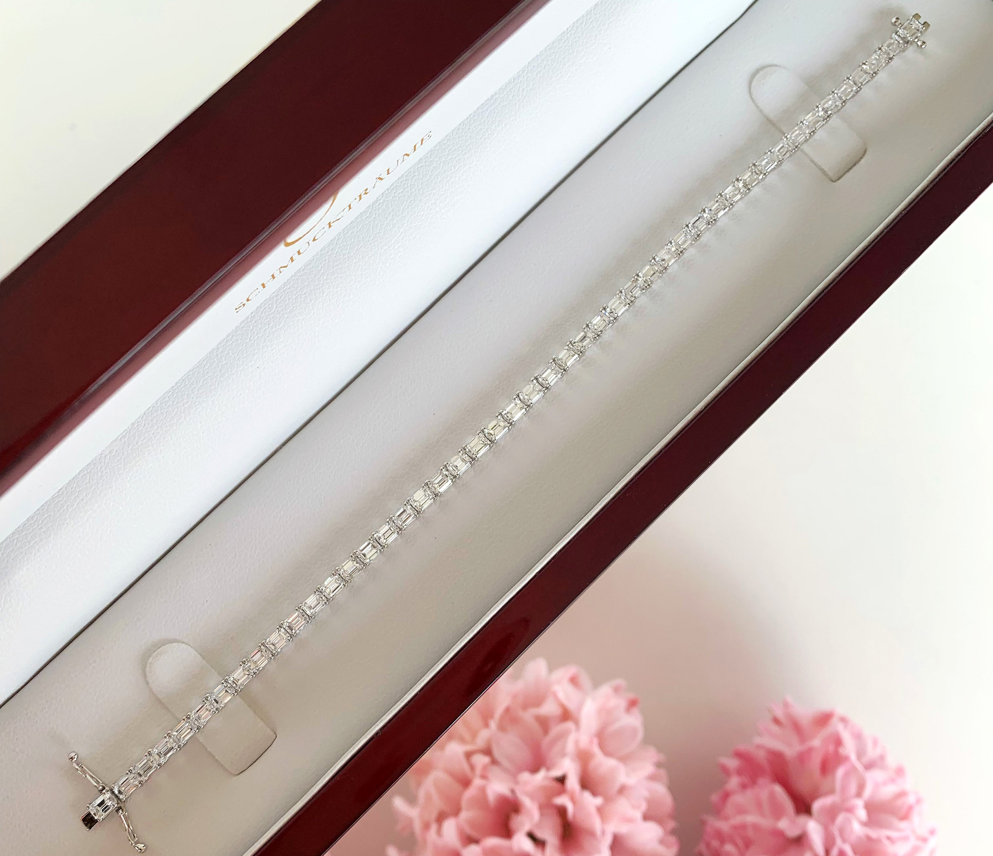 Weißgold-Armband mit Smaragdschliff-Diamanten in elegantem Verpackungsset