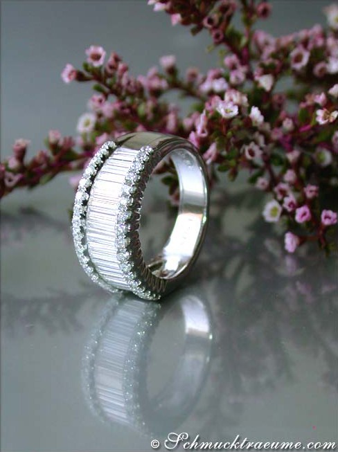 Weißgoldring mit Baguette- und Brillanten-Dekor, detailreich, auf glänzendem Hintergrund.