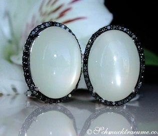 Ohrstecker aus Weißgold 585 mit ovalen Mondsteinen und schwarzen Diamanten