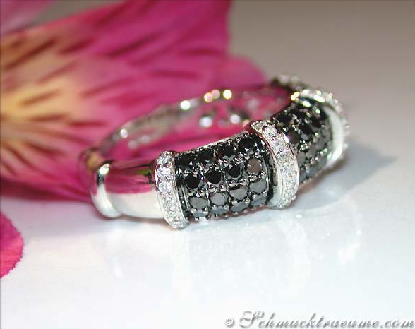 Schwarz-weißer Diamant-Ring mit glänzenden Details, Detailaufnahme auf Silberhintergrund