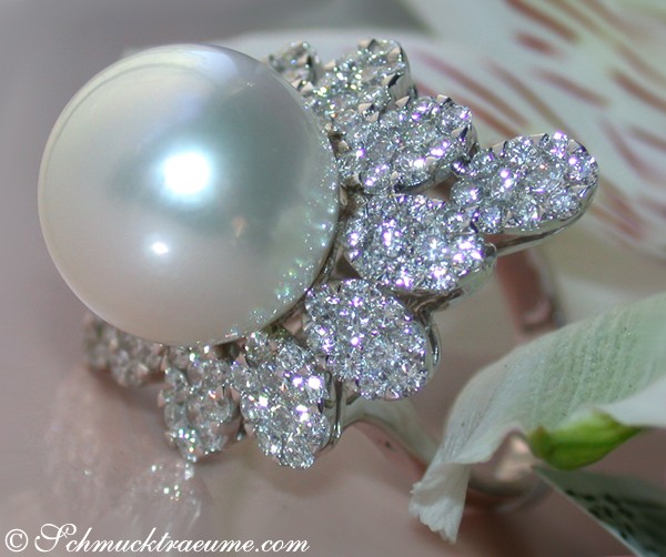 Detailaufnahme eines Südseeperlen-Rings mit Brillanten, 750 Weißgold, elegant gestaltet