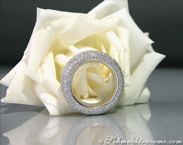 Weißgold-Ring mit Diamanten auf Rosenblüte