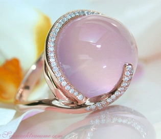 Rosenquarz-Ring mit Brillanten, Roségold, Detailaufnahme, elegant, hochwertig