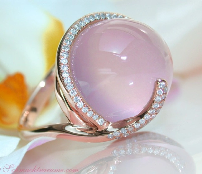 Rosenquarz-Ring mit Brillanten, Roségold, Detailaufnahme, elegant, hochwertig Rosenquarz-Ring mit Brillanten, Roségold, Detailaufnahme, elegant, hochwertig