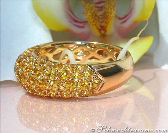 Gelber Saphir Pavéring in Gelbgold 585, Detailaufnahme, elegant, blütenähnliche Hintergrunddekoration