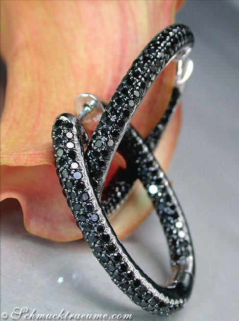 Ovale Creolen mit schwarzen Diamanten, Detailaufnahme, Silber, Handgetragen.