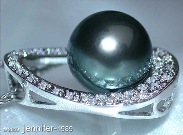 Weißgold-Tahitiperle-Brillanten-Anhänger im Mikimoto-Design, Detailaufnahme.