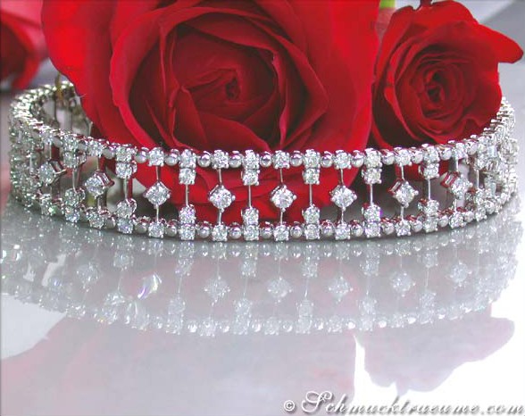 Strahlendes Diamant-Armband mit Rosenblüten im Hintergrund