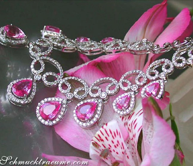 Pink-Saphir-Collier mit Brillanten, detailreich, auf Blume platziert Pink-Saphir-Collier mit Brillanten, detailreich, auf Blume platziert