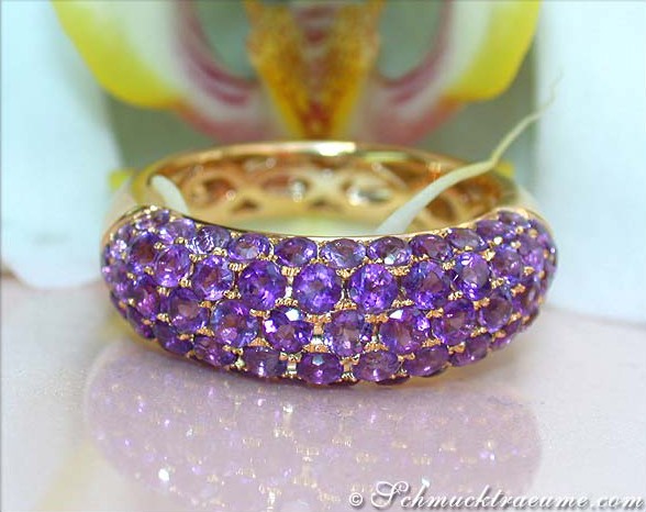 Goldener Amethyst Pavéring mit feinen Details und reflektierender Oberfläche