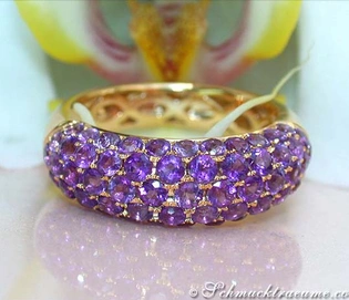 Goldener Amethyst Pavéring mit feinen Details und reflektierender Oberfläche