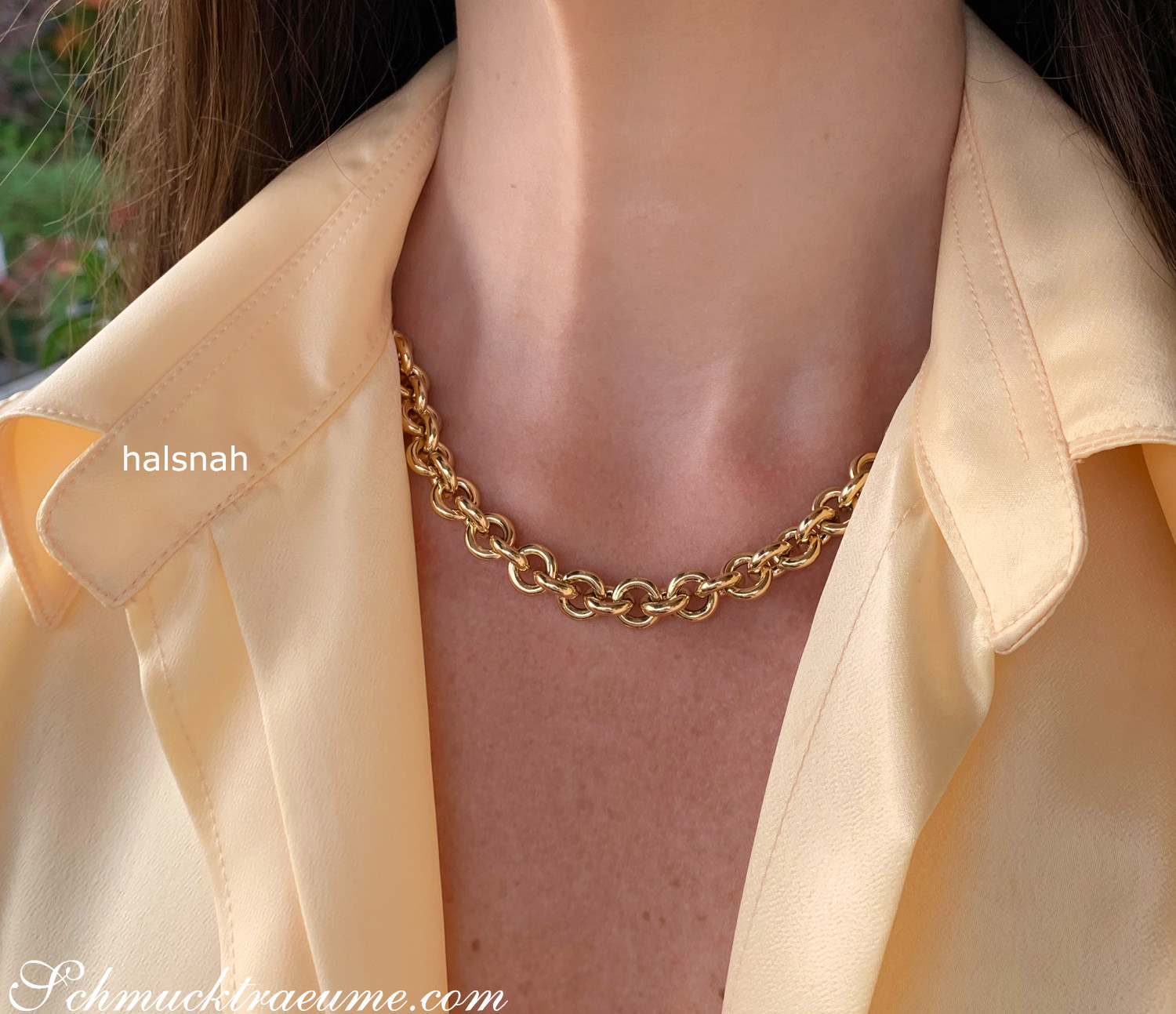 Goldene Gliederkette in Gelbgold 585 auf hautfarbenem Hemd getragen