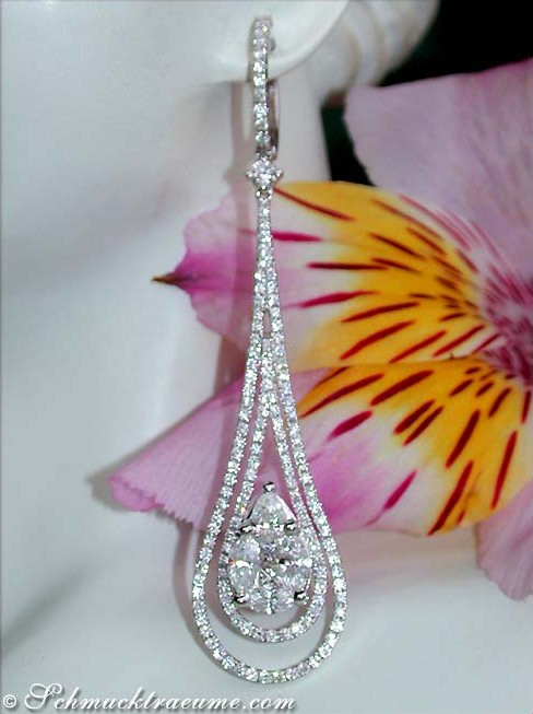 Illusion-Diamant-Ohrgehänge mit langem Design, Detailaufnahme, weißgoldene Verarbeitung