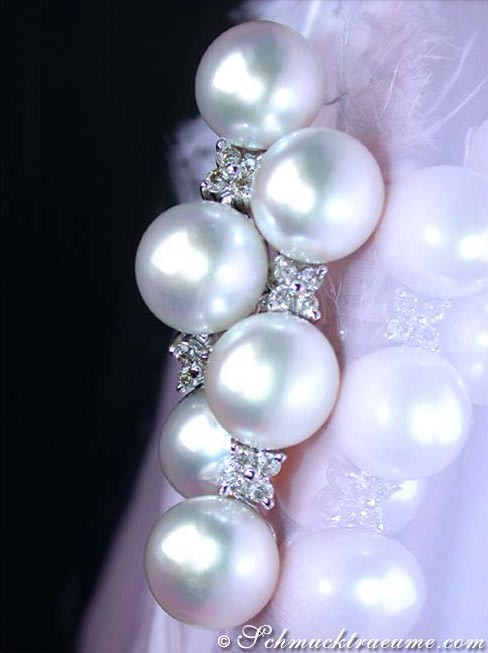 Weißgold-Perlenohrringe mit Diamanten, Detailaufnahme, glänzende Perlen, feine Verzierung.