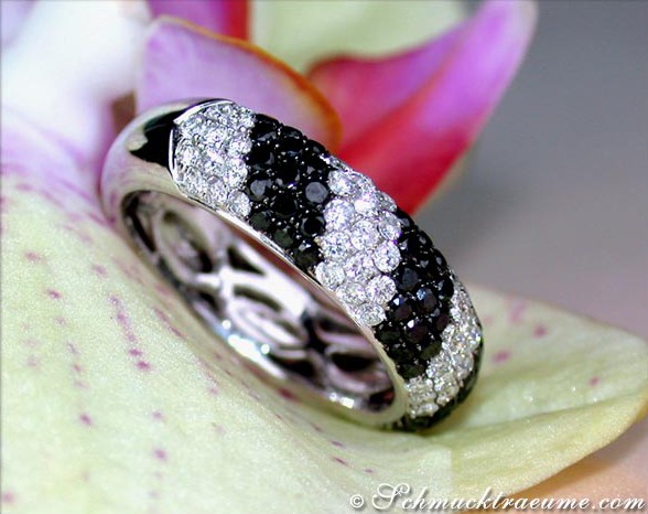 Sportlicher Brillanten und schwarze Diamanten Ring auf Orchideenblatt