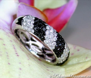 Sportlicher Brillanten und schwarze Diamanten Ring auf Orchideenblatt