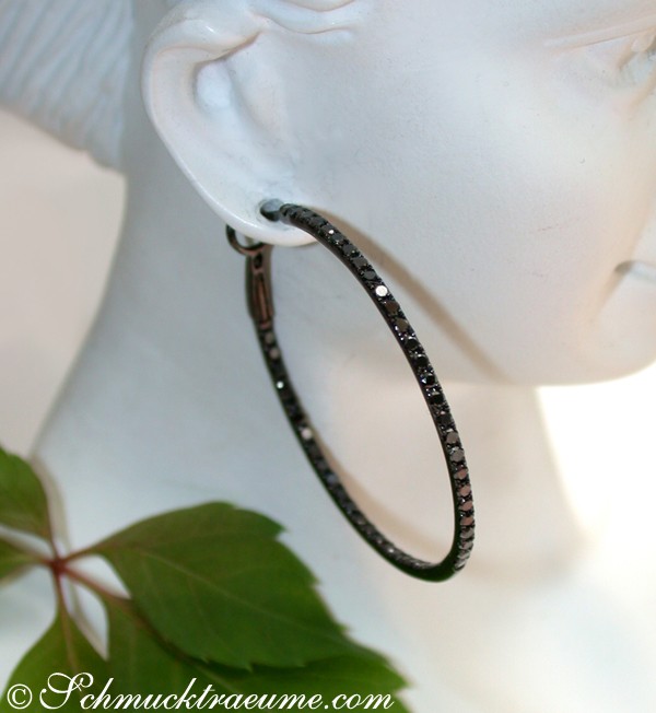 Detail der schwarzen Diamant-Creolen auf Puppenohr