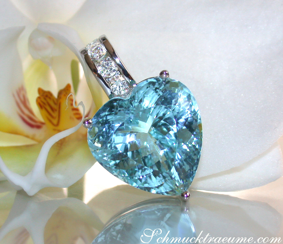 Herzschliff Aquamarin-Anhänger im Weißgold, detailreich, blau strahlend