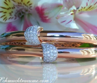 Roségold-Armreif mit Brillanten, Blumen im Hintergrund