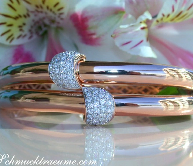 Roségold-Armreif mit Brillanten, Blumen im Hintergrund Roségold-Armreif mit Brillanten, Blumen im Hintergrund