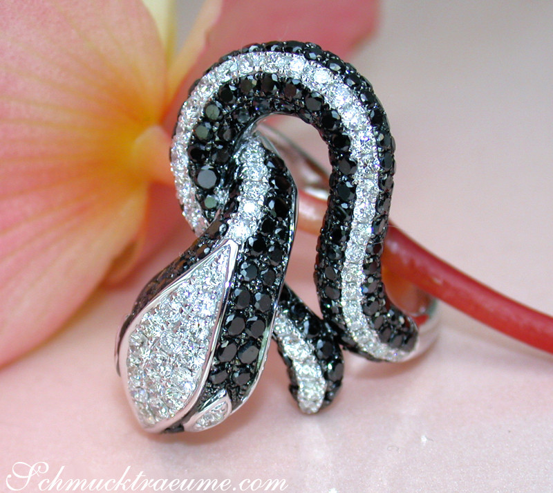 Schlangenring mit schwarzen und weißen Diamanten, Detailaufnahme, kontrastreich, elegant.