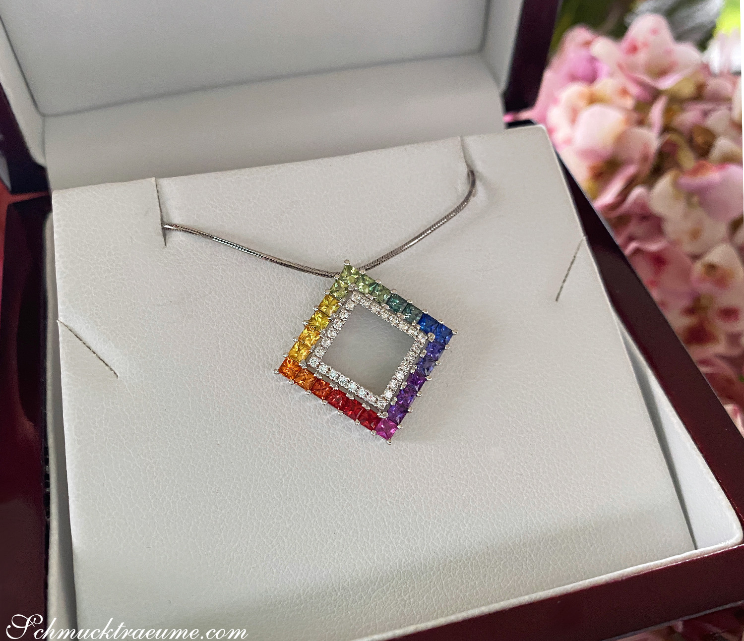 Weißgold 750 Anhänger mit Regenbogen-Saphiren und Brillanten, Detailaufnahme