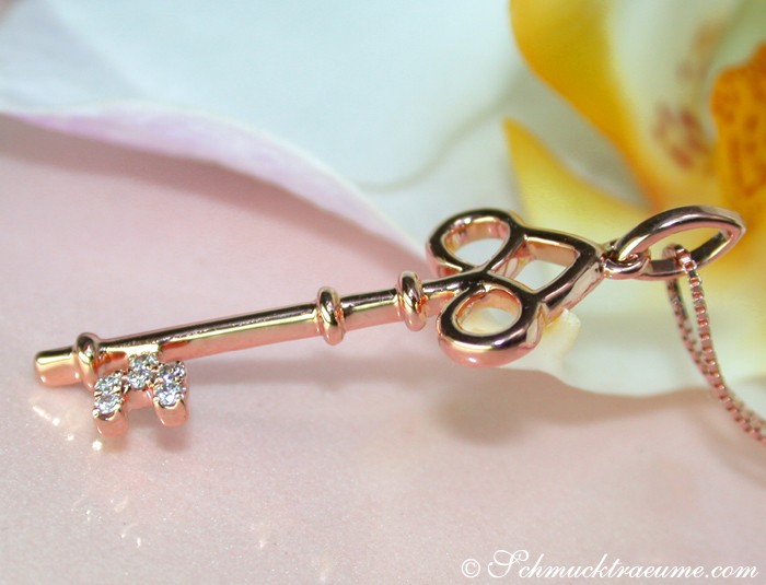 Detail des Diamanten Schlüssel Anhängers in Roségold mit feinen Strukturen