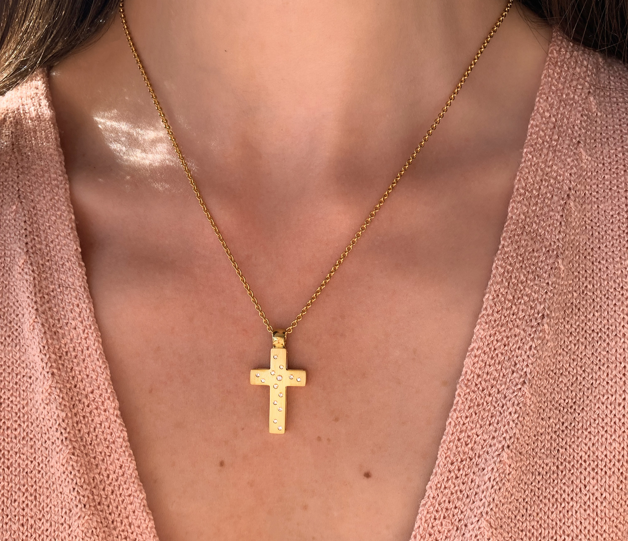 Goldene Halskette mit Kreuzanhänger aus 750er Gelbgold, verziert mit Brillanten und Saphiren.