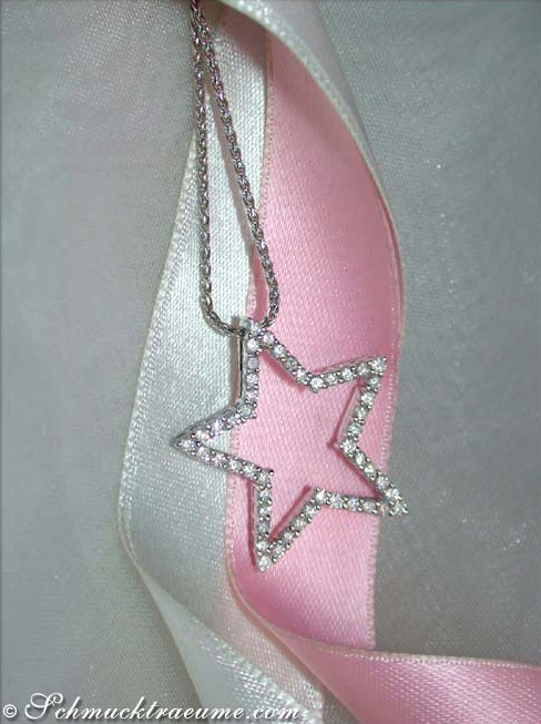 Detailansicht von Diamant-Stern-Anhänger in Weißgold, hängend auf rosa Satinband