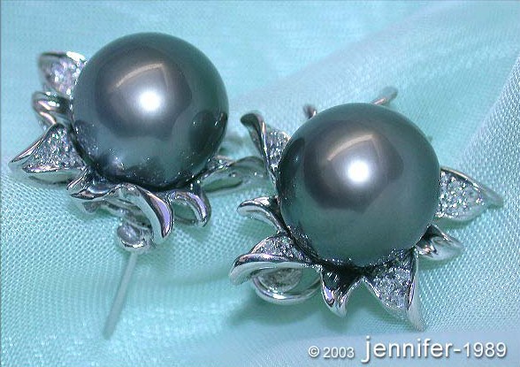 Tahitiperlen-Ohrringe mit Diamanten im Blüten-Design, 0.50 Karat, 12-13 mm, Weißgold 750