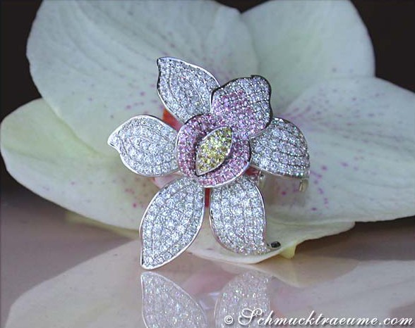 Orchideen-Design-Ring mit 5.340 Karat Brillanten und Saphiren in Weißgold 750